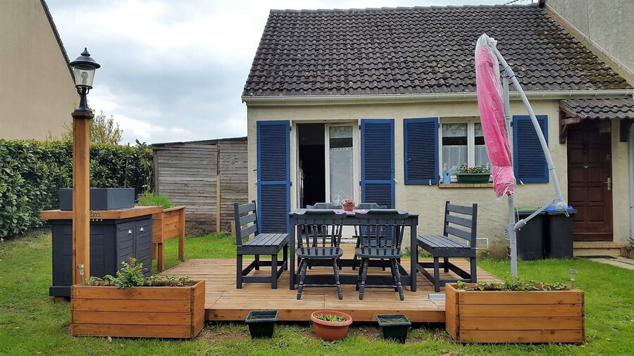 recycled pallet garden deck with furniture and planters