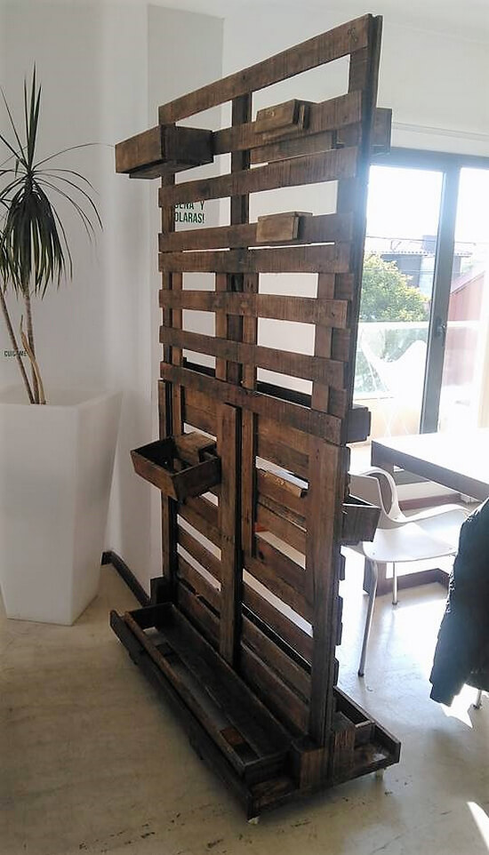 recycled pallets space divider idea